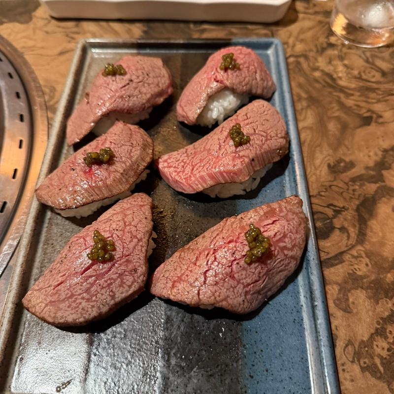 ひれの炙り握り　キャビアを乗せて(東京焼肉 平城苑 浅草総本店)