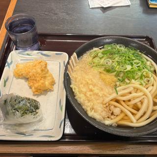 かけうどん大＋とり天＋菜めしおにぎり(讃岐製麺 麦まる 八重洲地下街南口店)