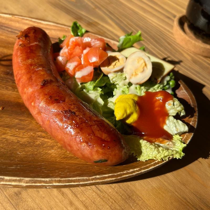 燻製フランクフルト&ミニサラダ(燻製工房 一服屋/Burger&Gelato Luana)