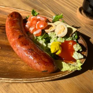 燻製フランクフルト&ミニサラダ(燻製工房 一服屋/Burger&Gelato Luana)
