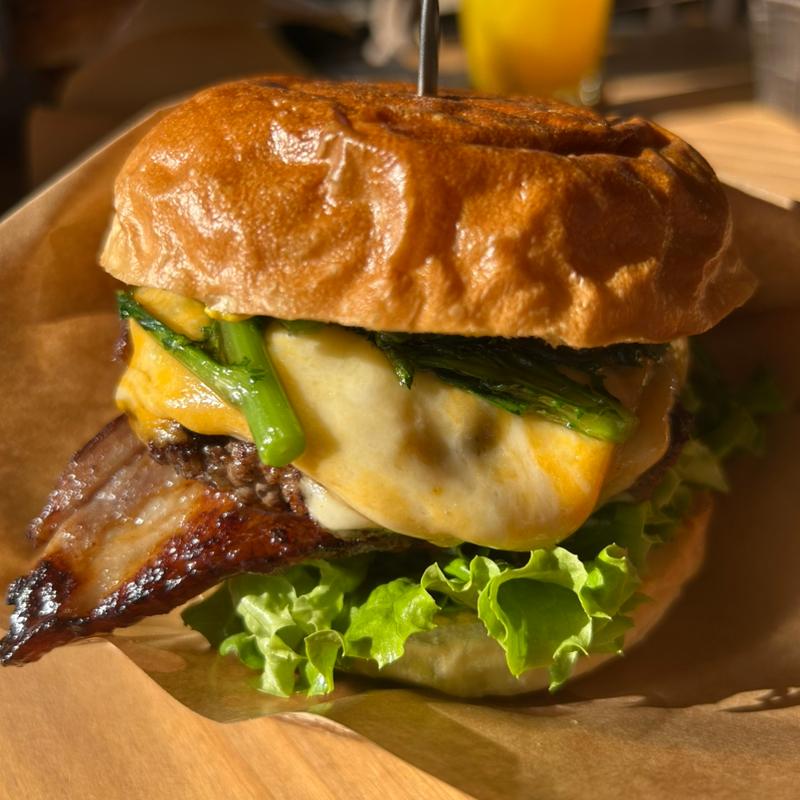 自家製ベーコン&クワトロチーズバーガー(燻製工房 一服屋/Burger&Gelato Luana)