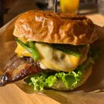 自家製ベーコン&クワトロチーズバーガー(燻製工房 一服屋/Burger&Gelato Luana)