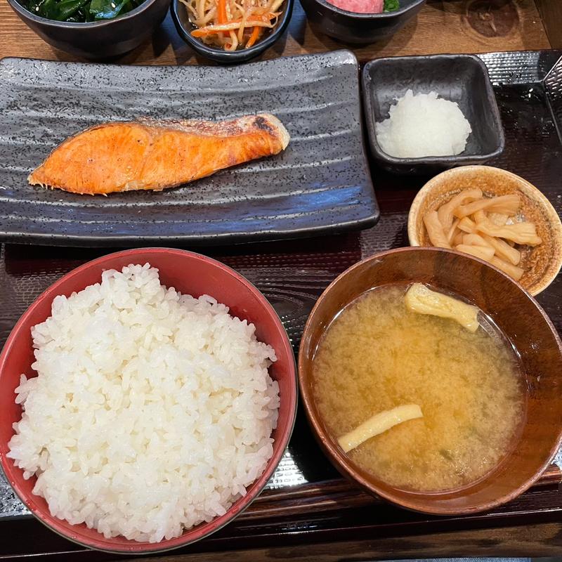 朝しゃけ定食ご飯大盛(しんぱち食堂 川崎銀柳街店)