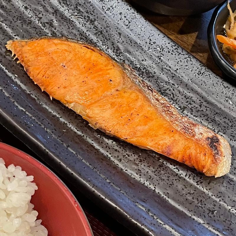 朝しゃけ定食ご飯大盛(しんぱち食堂 川崎銀柳街店)