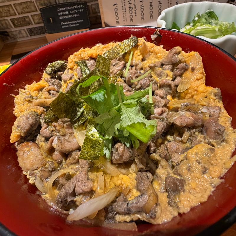 地鶏親子丼 (黒)(いけすと炭と薪焼と 博多 とりとりと)