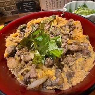 地鶏親子丼 (黒)(いけすと炭と薪焼と 博多 とりとりと)
