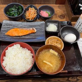 朝しゃけ定食ご飯大盛、生玉子、大根きんぴら、わかめ、ネギトロ(しんぱち食堂 川崎銀柳街店)