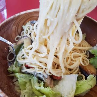 サラダスパゲッティ(ナス·野菜)(赤いどうくつ)