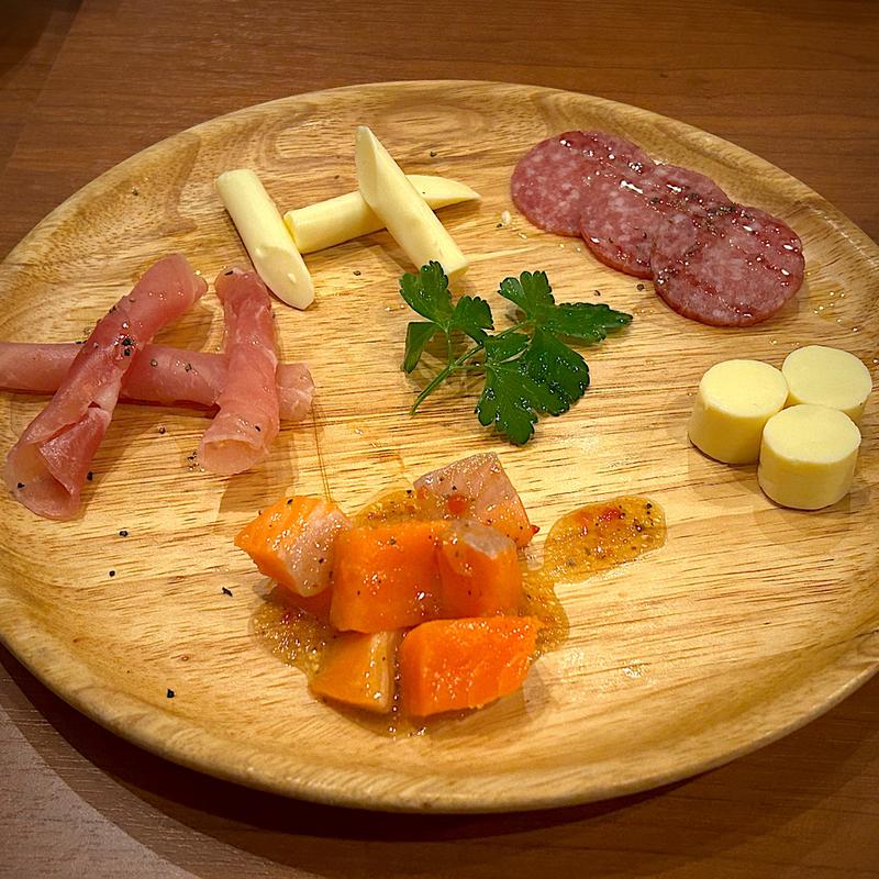 前菜(生ハムとサラミとチーズ盛り合わせ＆鮮魚のカルパッチョ)(シュラスコキング 新宿店)