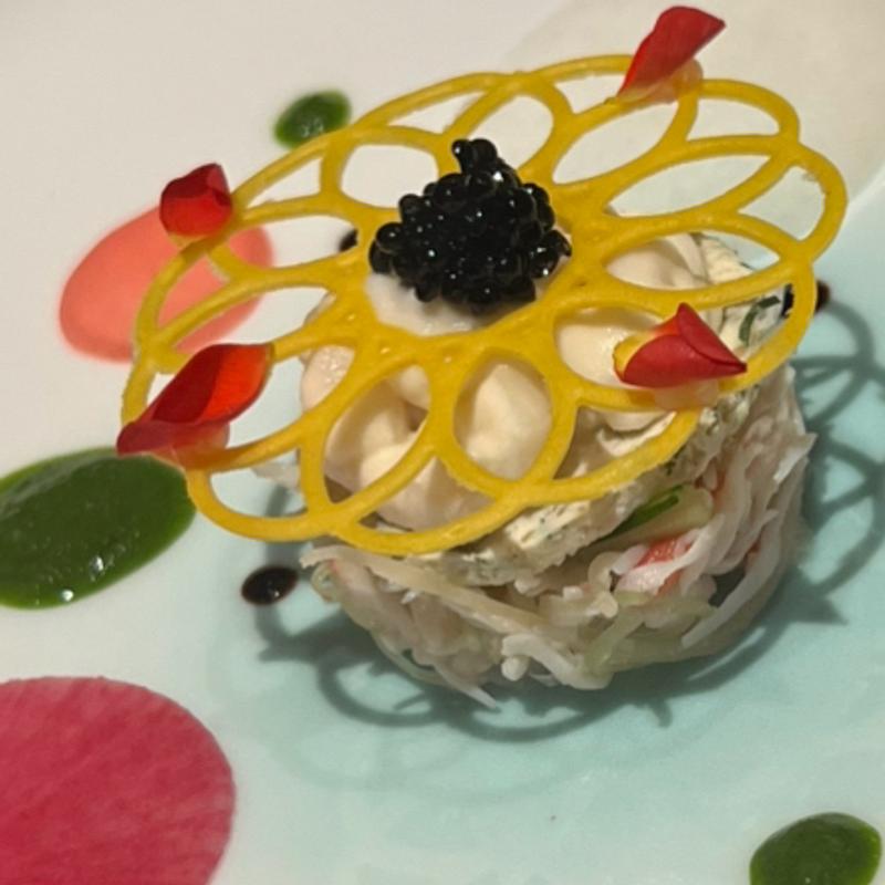 カリフラワーのバヴァロアとタラバ盤のタルト 春菊のクーリ(メインダイニングルーム ル・トリアノン)