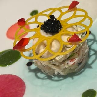 カリフラワーのバヴァロアとタラバ盤のタルト 春菊のクーリ(メインダイニングルーム ル・トリアノン)