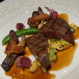 葉山牛フィレ肉のグリルをジュとキャベツのソースで