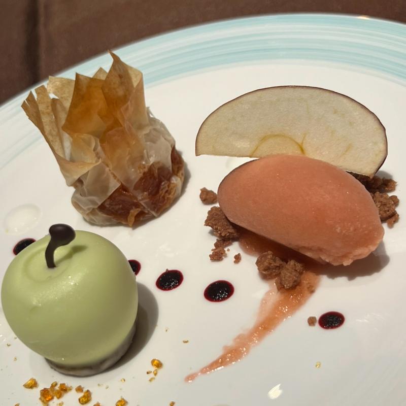 リンゴのアシェットデセール(メインダイニングルーム ル・トリアノン)