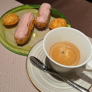 コーヒー 小菓子(メインダイニングルーム ル・トリアノン)