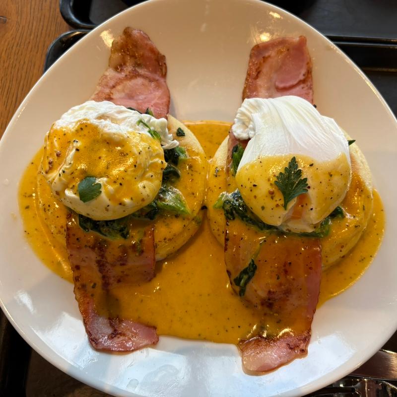 ベーコンエッグベネディクト(フラットホワイトコーヒーファクトリー IGOONE荒井店)