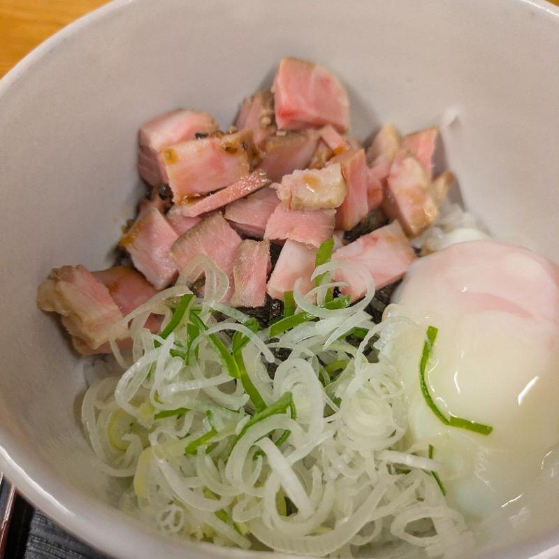 ローストポーク丼（本日のミニ丼）(肉蕎麦 叶夢)