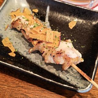 鶏テールのマヨソースかけ  さつまいもチップスのせ(炭屋串兵衛 戸塚店)