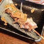 鶏テールのマヨソースかけ  さつまいもチップスのせ(炭屋串兵衛 戸塚店)