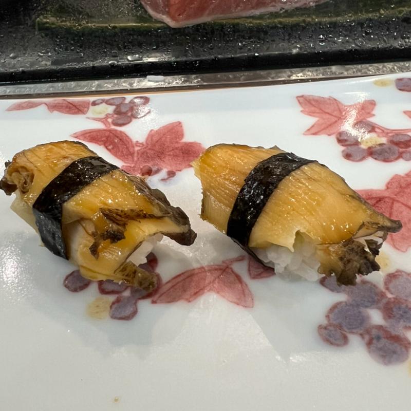 煮鮑握り(鮨 やま乃)