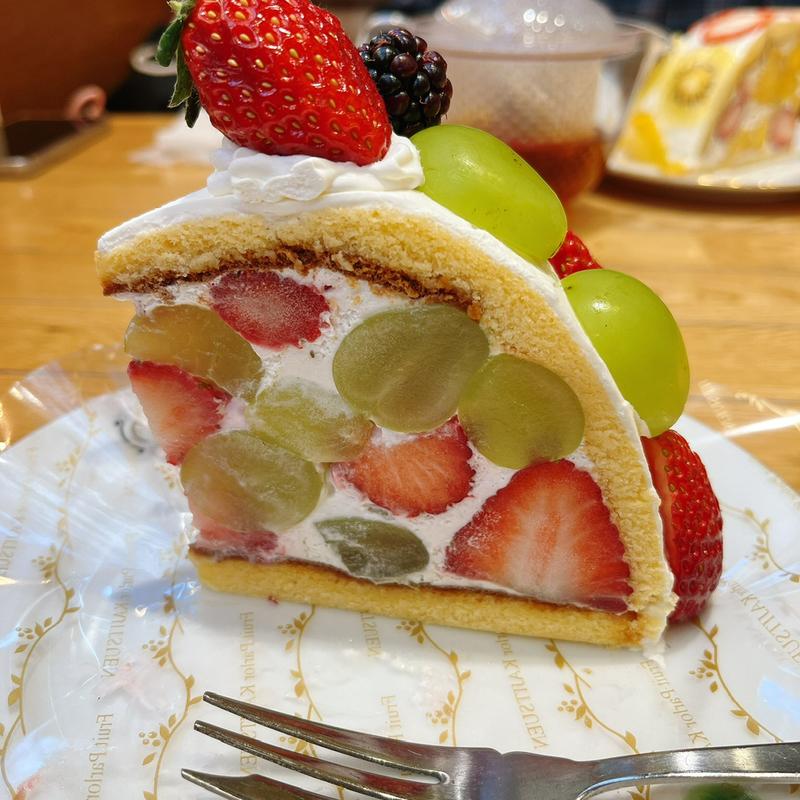 イチゴとシャインマスカットのズコット(果実園リーベル 池袋店)