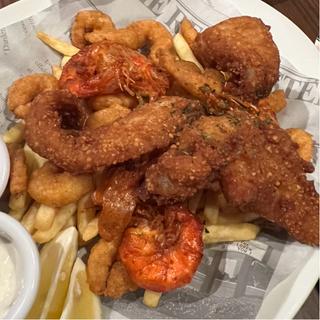 スパイシーフィッシュ、ガーリックシュリンプ、スパイシーポテト、ポップコーンシュリンプ盛り合わせ