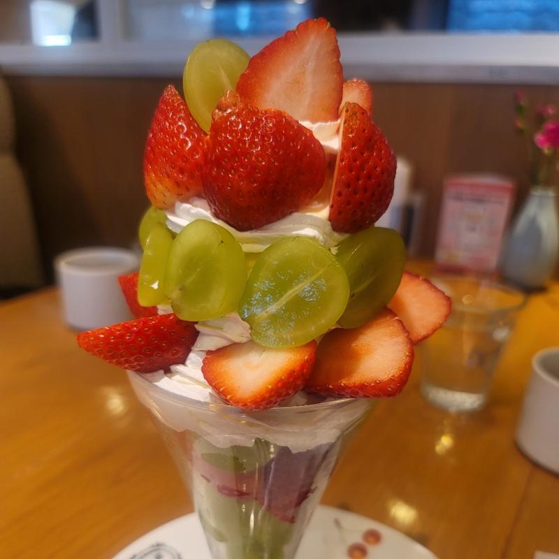 いちごとシャインマスカットパフェ(果実園リーベル 池袋店)