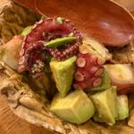 タコとアボガド和え(居酒屋 イズミヤ)