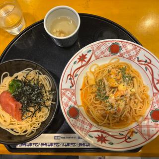 ハーフ&ハーフ（たらこひとすじとたっぷり海老とモッツァレラチーズのトマトクリーム）