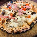 キノコとボローニャハム・トリュフペーストのピッツァ