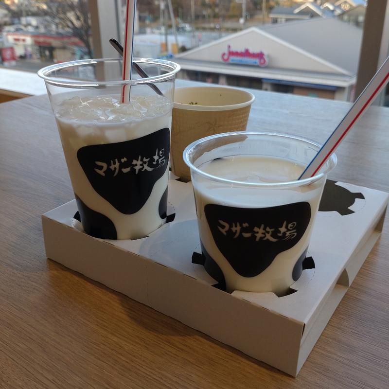 つぶつぶ苺牛乳 & つぶつぶ苺ヨーグルト(マザー牧場CAFE&SOFTCREAM テラスモール松戸店)