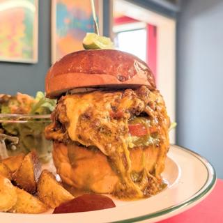 牛すじラグーのチリチーズハラペーニョバーガー