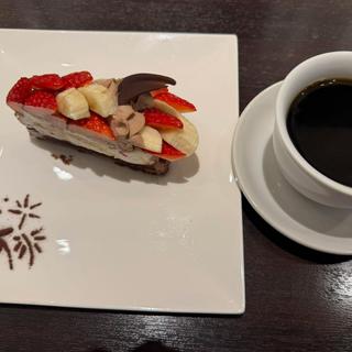 いちごとバナナのチョコケーキ