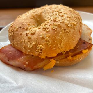 ベーコンエッグチーズベーグル