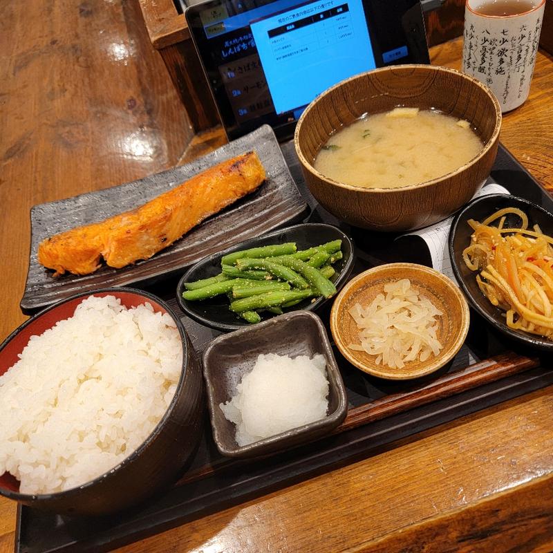 厚切り銀鮭塩焼き定食ご飯大盛り＋大根キンピラ＋インゲン胡麻和え(しんぱち食堂 大門店)