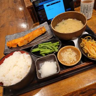 厚切り銀鮭塩焼き定食ご飯大盛り+大根キンピラ+インゲン胡麻和え(しんぱち食堂 大門店)