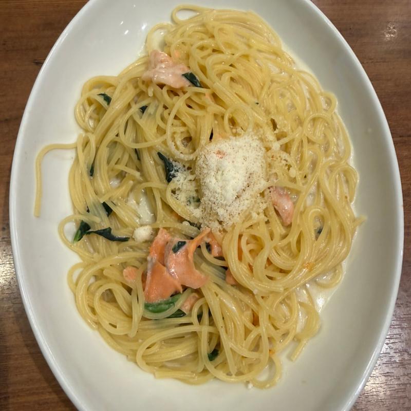 サーモンとほうれん草のクリームソース(オリーブの丘 保塚店)