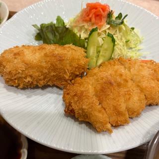 九州産鶏チキンカツ＆広島産牡蠣クリームコロッケ定食(喫茶たき)
