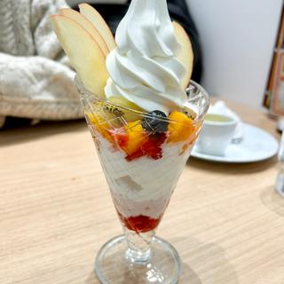 彩りフルーツとヨーグルトのソフトクリームパフェ
