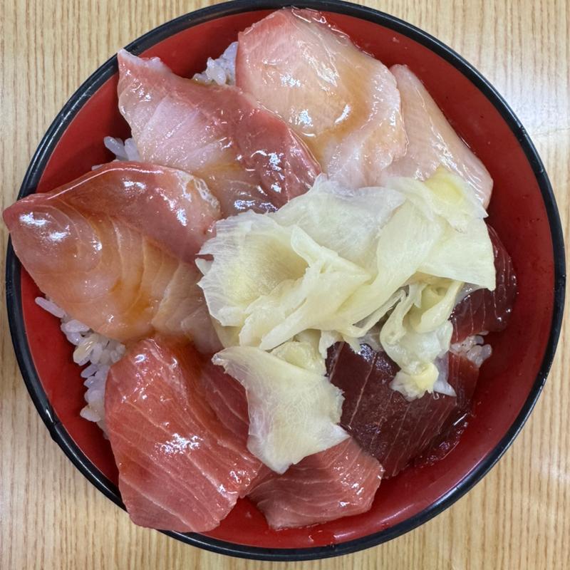 生まぐろ・ブリ漬け丼(朝市新鮮広場)
