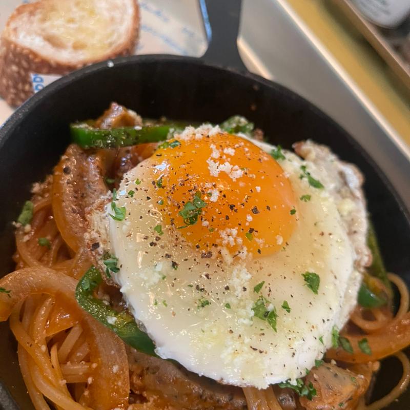 黒糖とハーブソーセージのナポリタン　目玉焼きのせ(キッチン （Kitchen）)