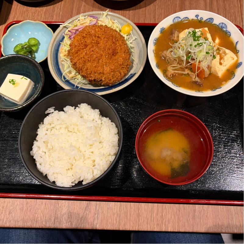 もつ煮とメンチカツ(山さん 居酒屋 神田)