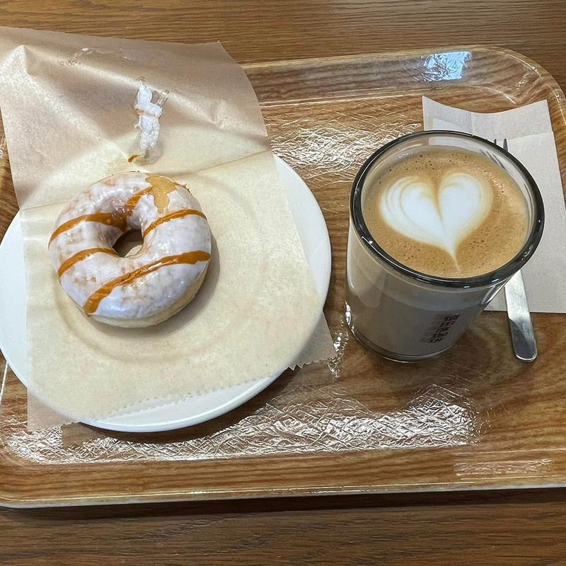 キャラメルドーナツ ホットミルクラテ(猿田彦珈琲 下北沢店)