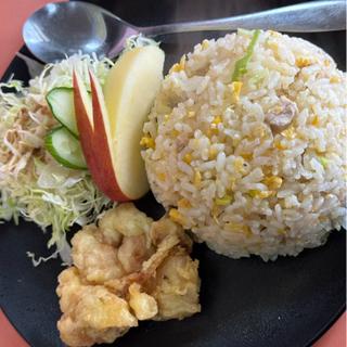 セットの半チャーハン、揚げ物、ミニサラダ(とんとん )