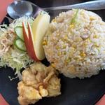 セットの半チャーハン、揚げ物、ミニサラダ(とんとん )