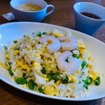 海老とスナップえんどうの炒飯