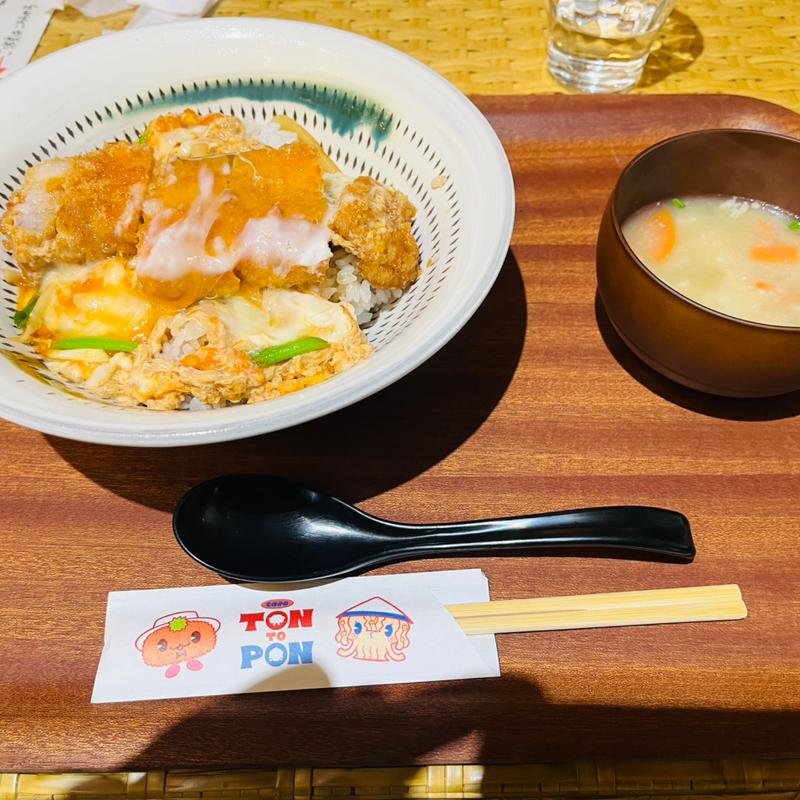 こだわり卵のカツ丼（大盛り）(TON TO PON cafe)