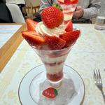 福岡県産苺あまおうのスペシャルパフェ(資生堂パーラー サロン・ド・カフェ ラゾーナ川崎店)