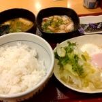 目玉焼き鶏小鉢ベーコン朝食