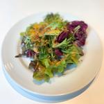 タパスがのったグリーンサラダ