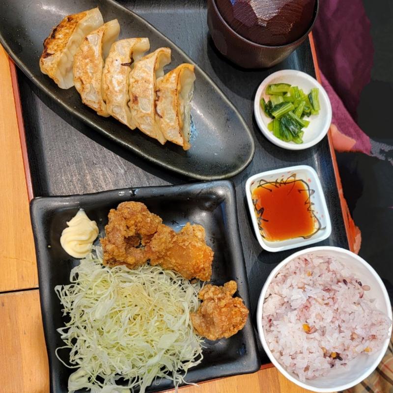 若鶏の唐揚げと焼餃子のセット(和食れすとらん天狗 西台駅前店)